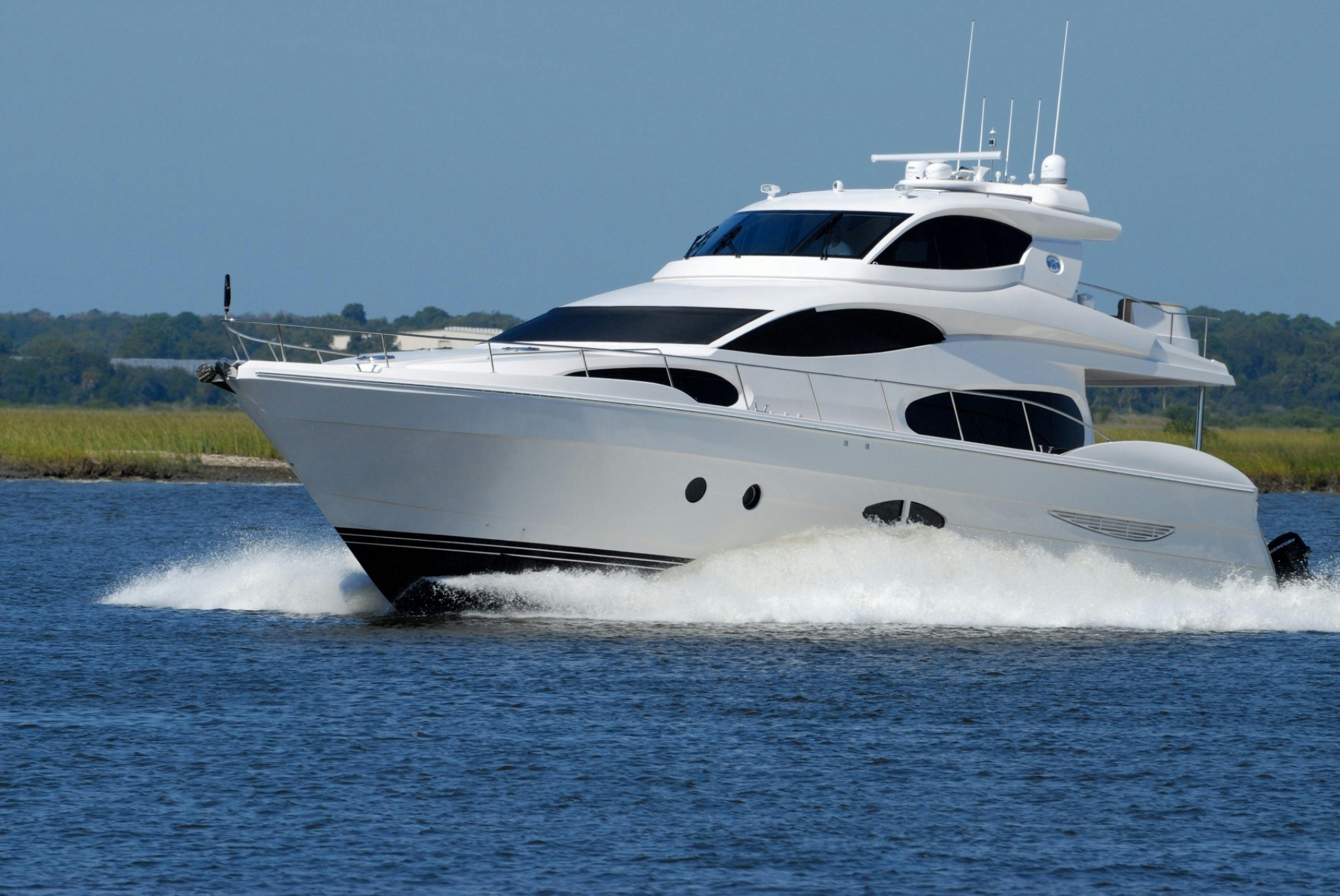 Sport motor yacht profile
